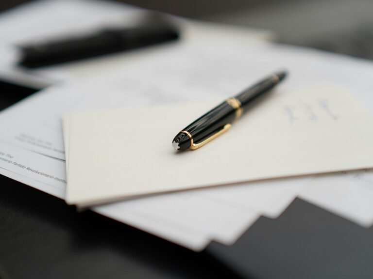 Musta kuulakärkikynä papereiden päällä.