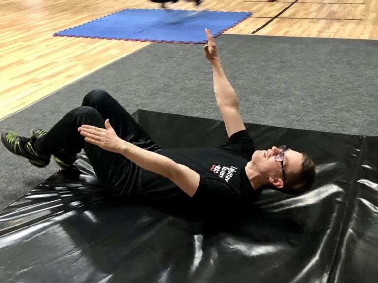 Mies hyppää mustalle patjalle.