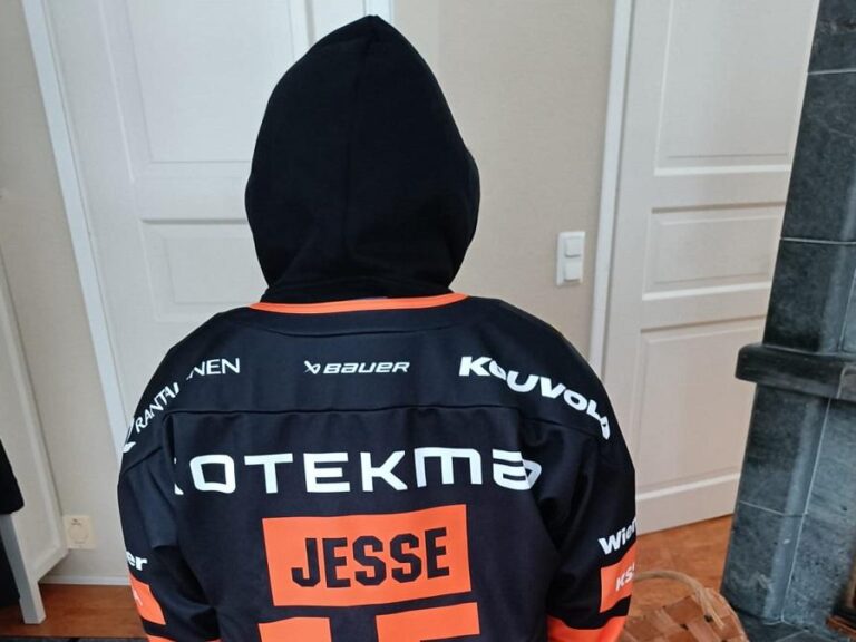 Poika selästä päin kuvattuna päällään KooKoon pelipaita.