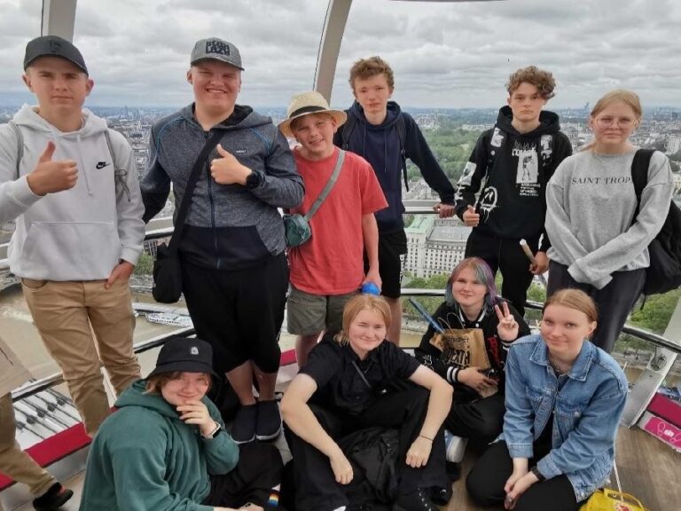 Yhteiskuva nuorista London Eyessa.