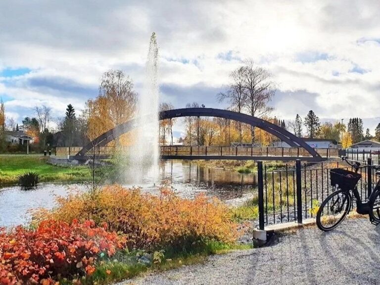 Kesäinen jokipuiston näkymä.