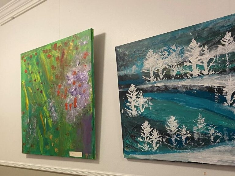 Kaksi luontoaiheista maalausta.