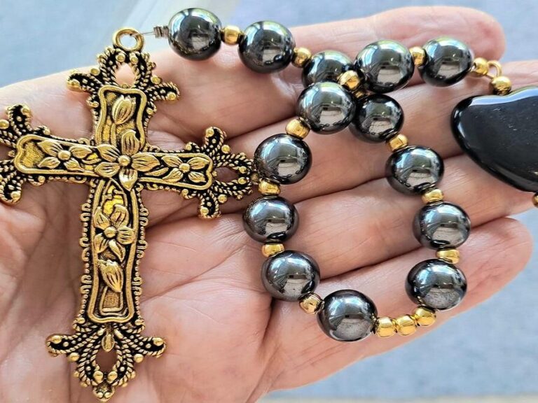 Risti-koru kämmenellä.