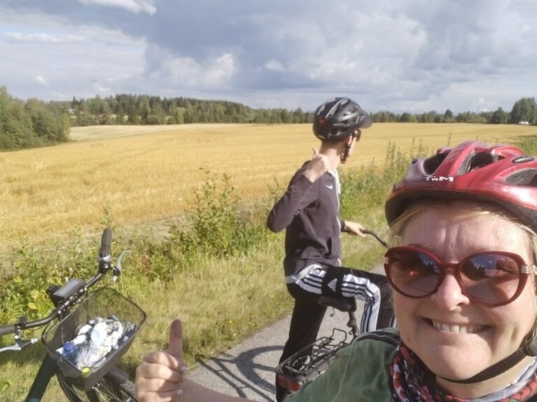 Nainen ja nuori mies pyörälenkillä.