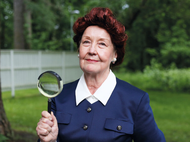 Marja Kurvinen roolivaatteissaan nimismiehenä.