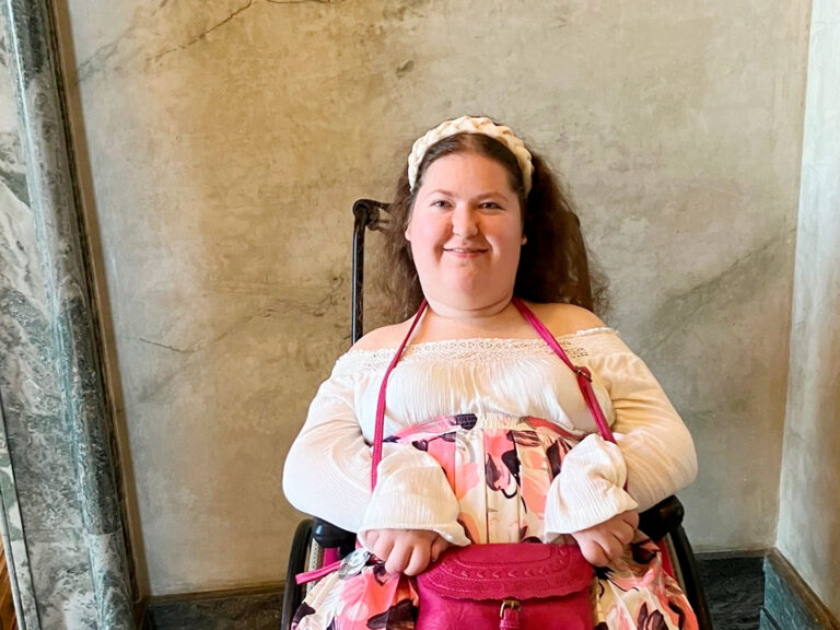 Selinä Nera potrettikuva pyörätuolissa.